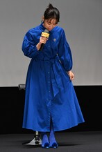 衣装の説明をする深川麻衣。