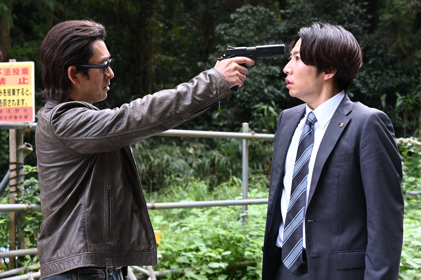 左から二丁役の滝藤賢一、稲葉十吉役の相葉雅紀。