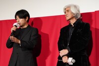 左から石井裕也、佐藤浩市。