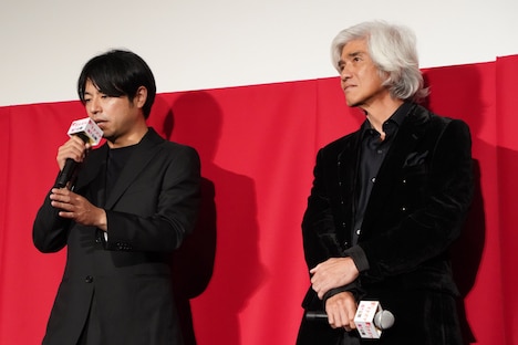 左から石井裕也、佐藤浩市。