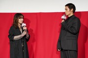 左から松岡茉優、窪田正孝。