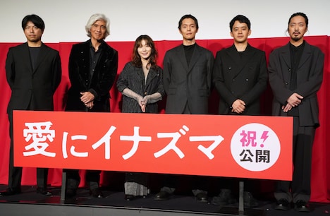 「愛にイナズマ」公開記念舞台挨拶の様子。左から石井裕也、佐藤浩市、松岡茉優、窪田正孝、池松壮亮、若葉竜也。