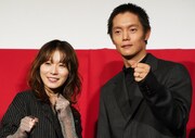 左から松岡茉優、窪田正孝。