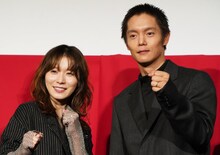 左から松岡茉優、窪田正孝。