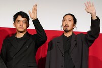 左から池松壮亮、若葉竜也。