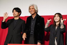 左から石井裕也、佐藤浩市、松岡茉優。