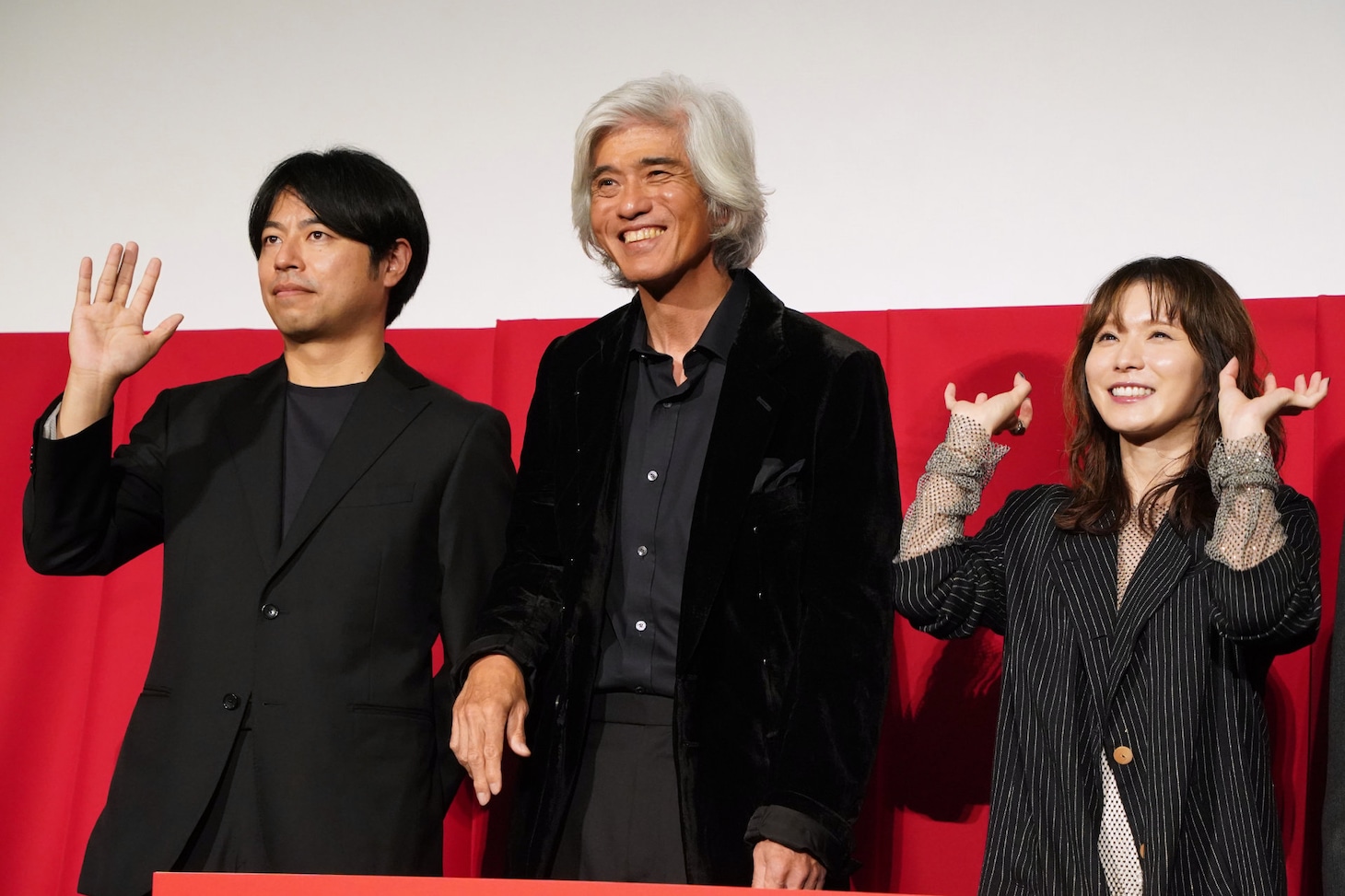 左から石井裕也、佐藤浩市、松岡茉優。