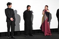 左から竹野内豊、山田孝之、武田玲奈。