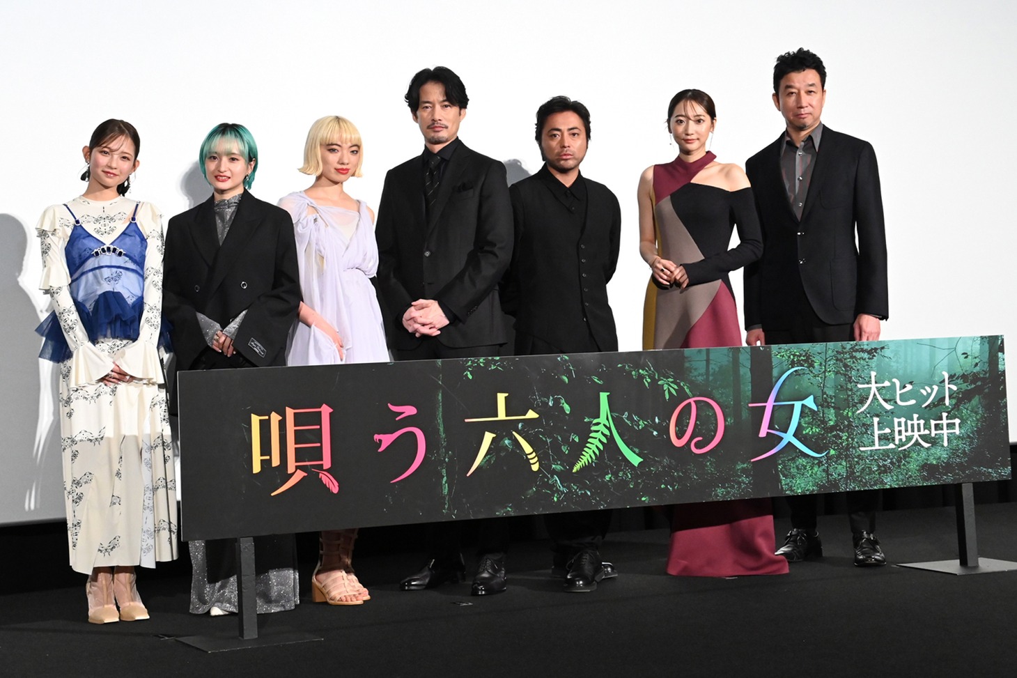 「唄う六人の女」公開記念舞台挨拶の様子。左から桃果、萩原みのり、アオイヤマダ、竹野内豊、山田孝之、武田玲奈、石橋義正。