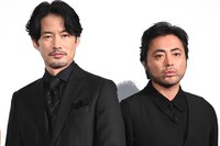 左から竹野内豊、山田孝之。