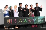 「唄う六人の女」公開記念舞台挨拶の様子。左から桃果、萩原みのり、アオイヤマダ、竹野内豊、山田孝之、武田玲奈、石橋義正。