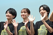 「ゴールド・ボーイ」舞台挨拶に参加した前出燿志（左）、星乃あんな（中央）、羽村仁成（右）。