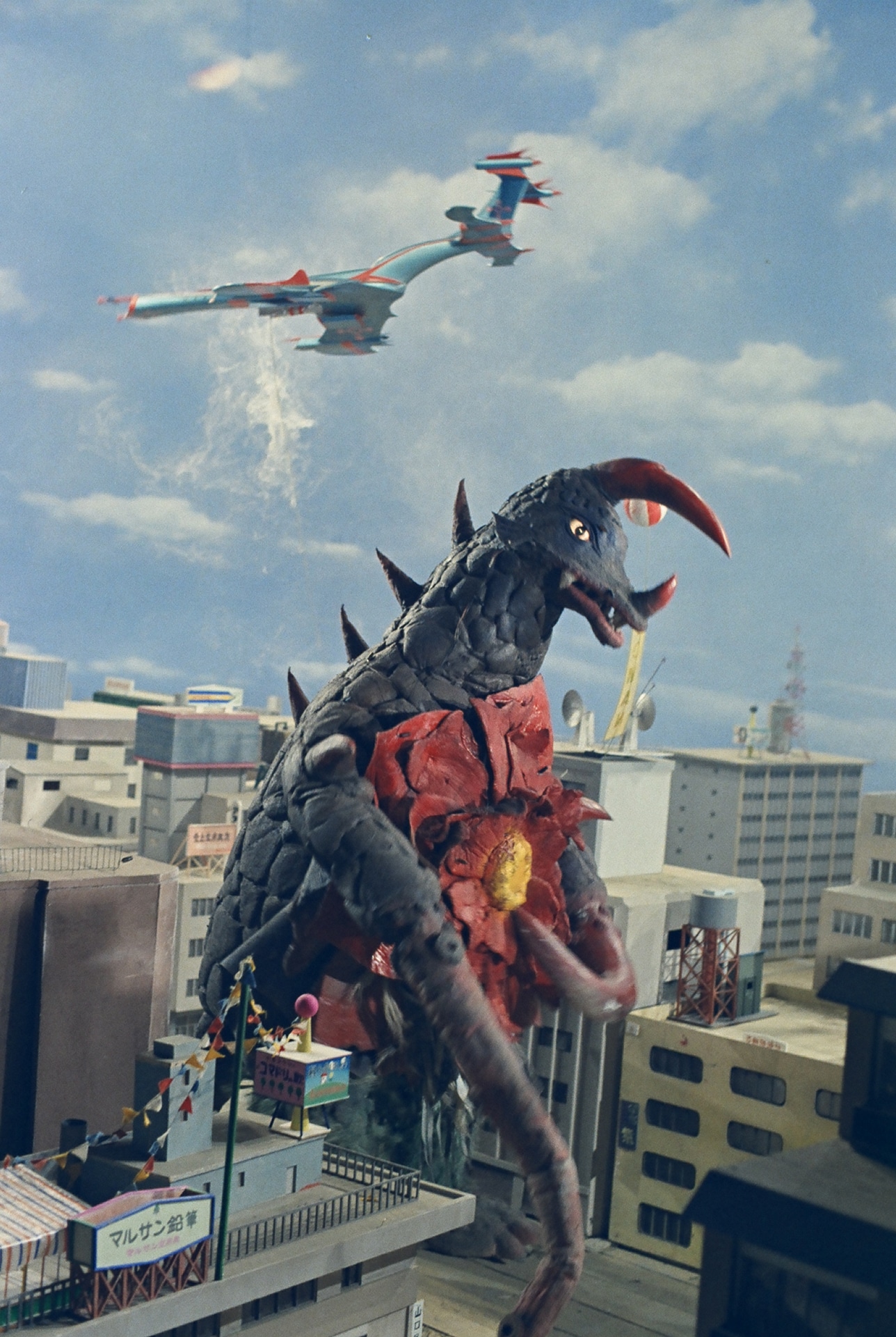「ウルトラマンタロウ」第1話の場面写真。