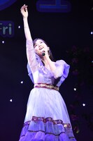 「ウィッシュ～この願い～」をしっとりと歌い上げる生田絵梨花。