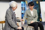 イベント中、自然な動作でペットボトルのキャップを開けて山田洋次(左)に手渡すグー・シャオガン(右)。