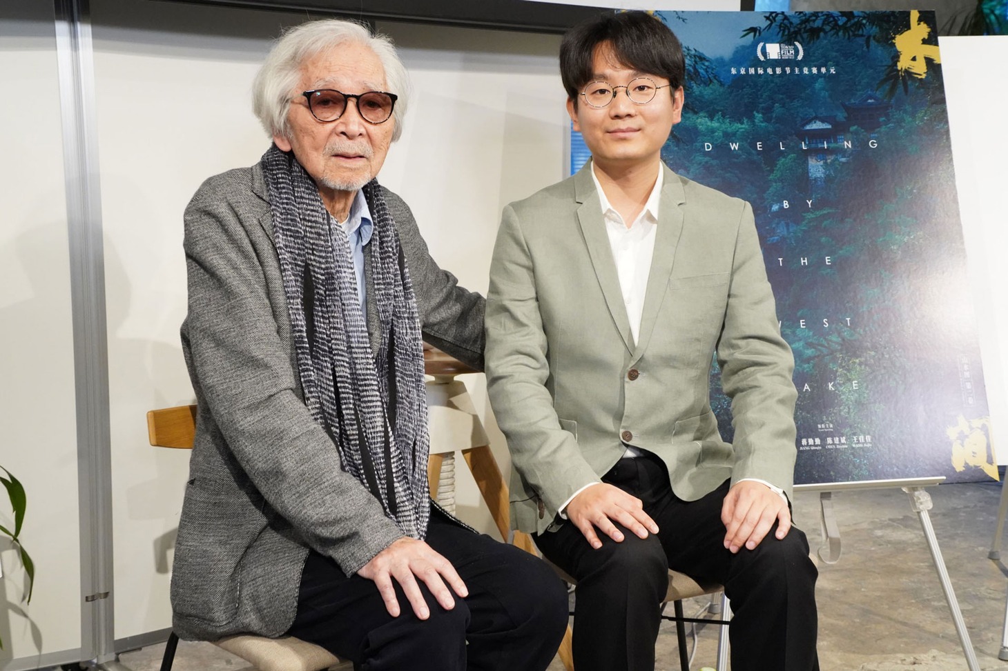 第36回東京国際映画祭内のトークイベント「交流ラウンジ」にて、左から山田洋次、グー・シャオガン。