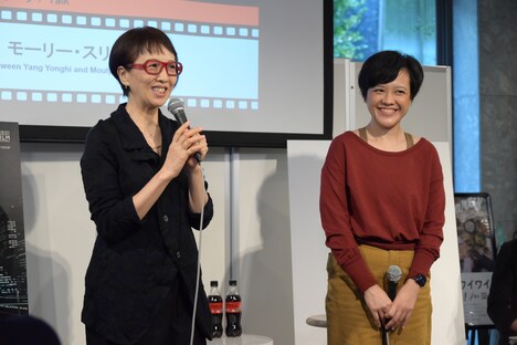 左からヤン ヨンヒ、モーリー・スリヤ。