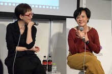 左からヤン ヨンヒ、モーリー・スリヤ。