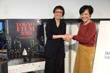 左からヤン ヨンヒ、モーリー・スリヤ。