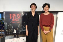 第36回東京国際映画祭と国際交流基金の共催プログラム「交流ラウンジ」の様子。左からヤン ヨンヒ、モーリー・スリヤ。