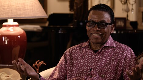 「オスカー・ピーターソン」場面写真より、ハービー・ハンコック。