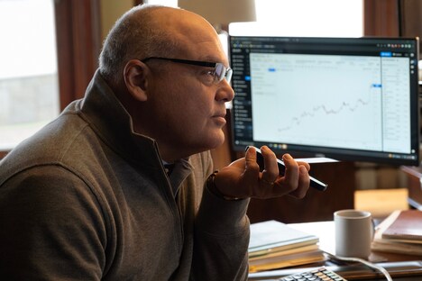 「ダム・マネー ウォール街を狙え！」場面写真