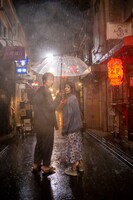 「花腐し」メイキング写真。綾野剛（左）とさとうほなみ（右）は土砂降りの中で撮影。