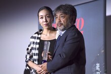 観客賞発表の様子。左から安藤桃子、岸善幸。