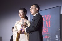 最優秀芸術貢献賞発表の様子。左からチャオ・タオ、ガオ・ポン。