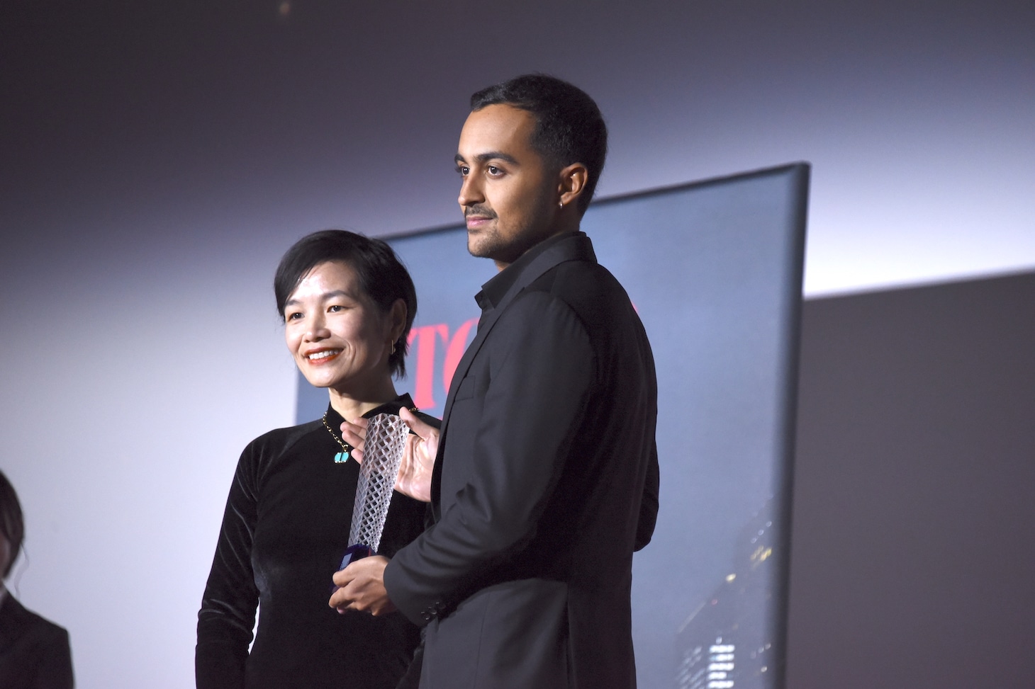 最優秀男優賞発表の様子。左からチャン・ティ・ビック・ゴック、ヤスナ・ミルターマスブ。