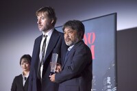 最優秀監督賞発表の様子。左からアルベルト・セラ、岸善幸。