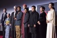 「雪豹」のスタッフ・キャスト（中央4名）。