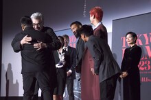 「雪豹」のスタッフ・キャストを祝福するヴィム・ヴェンダース（左）。