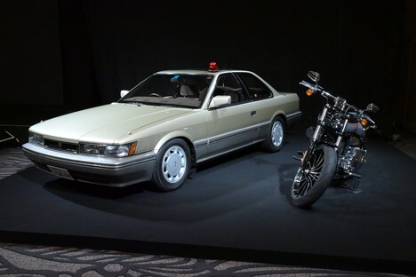 メインの覆面パトカーである日産レパード2代目モデルと、タカの愛車・ハーレーダビッドソン。