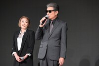 左から浅野温子、舘ひろし。