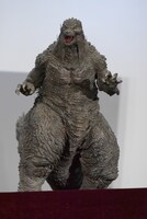 専用の台に置かれたゴジラの立像。