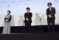 通訳がコメントを訳すのを、じっくりと聞く登壇者たち。