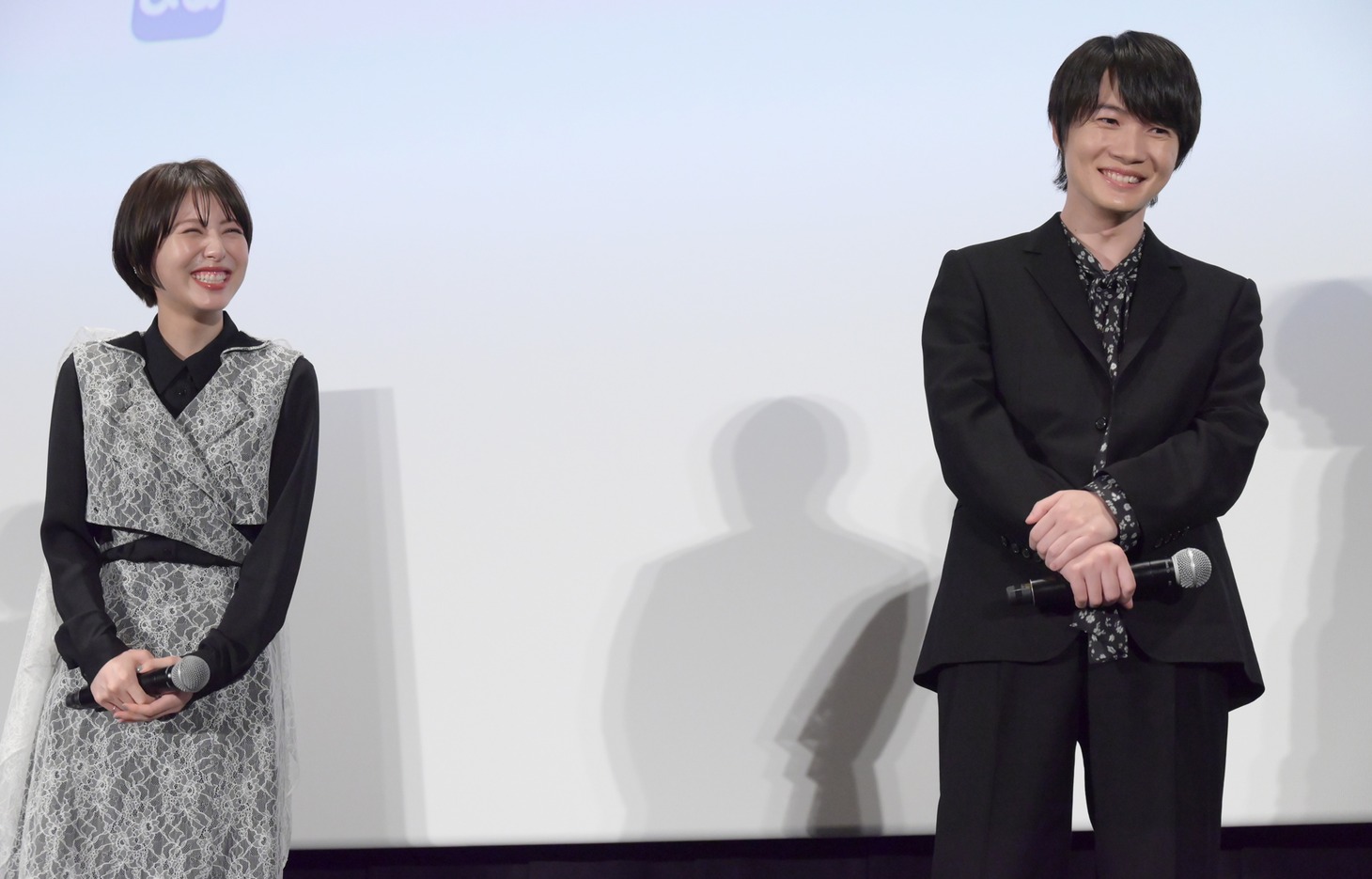 浜辺美波（左）に、「珍しくて愉快」と映画祭での緊張ぶりをからかわれる神木隆之介（右）。