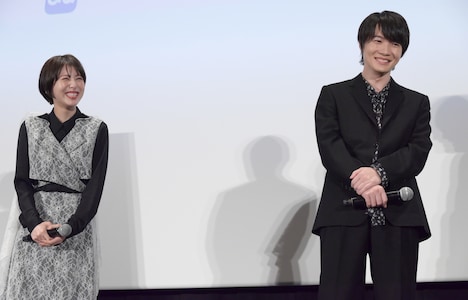 浜辺美波(左)に、「珍しくて愉快」と映画祭での緊張ぶりをからかわれる神木隆之介(右)。