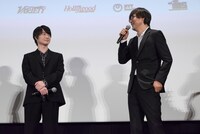 山崎貴（右）にも「すごく緊張している感じが伝わってきて愉快だった」と言われる神木隆之介（左）。