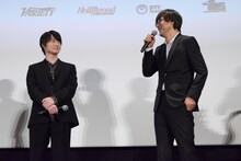 山崎貴（右）にも「すごく緊張している感じが伝わってきて愉快だった」と言われる神木隆之介（左）。