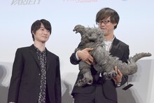 ゴジラの立像を抱えた山崎貴。