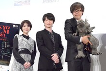 左から浜辺美波、神木隆之介、ゴジラを抱えた山崎貴。