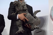 山崎貴に抱えられたゴジラ。