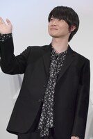 ムービーカメラに手を振る神木隆之介。