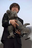 手を振る代わりに抱えているゴジラを揺らし、「あやしているみたい」と言われていた山崎貴。