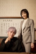 連続ドラマW-30「白暮のクロニクル」より、神山智洋演じる雪村魁（左）と松井愛莉演じる伏木あかり（右）。