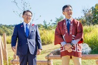 エリアの入口ゲート前で来場者を出迎える宮崎吾朗（右）と大村秀章（左）。