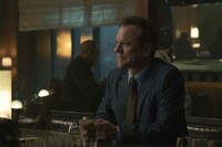 Huluプレミア「ラビット・ホール／指名手配のスパイ」場面写真