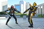 左から仮面ライダーバールクス、仮面ライダーレジェンド。